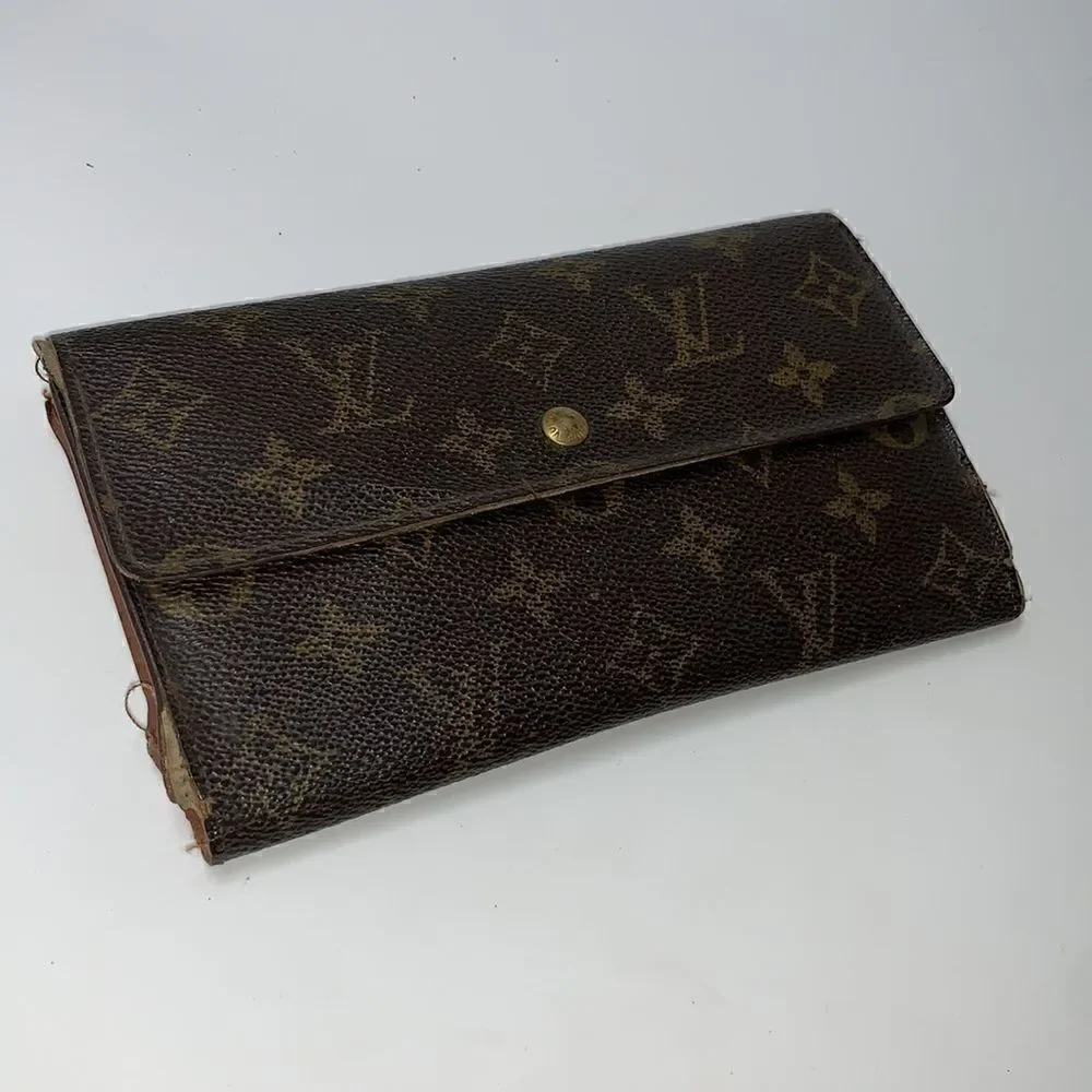 Authentic Louis Vuitton Monogram Sarah Wallet